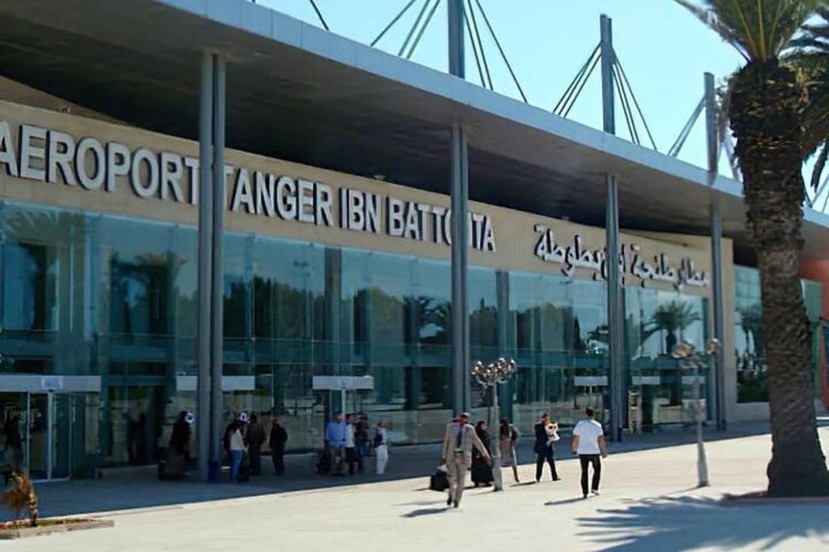 egy csoport ember áll egy épület előtt