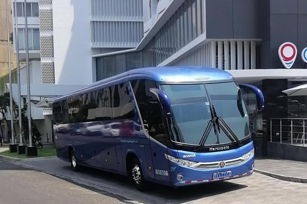 modrý autobus zaparkovaný před budovou