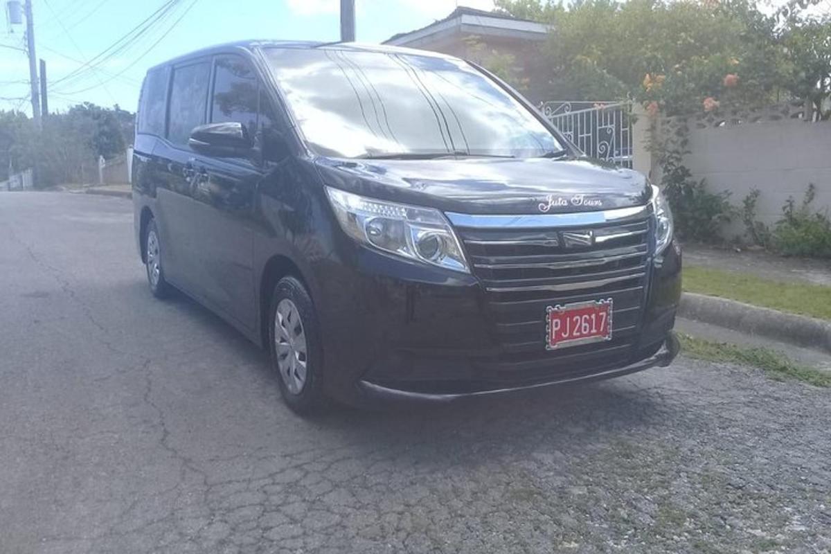 un furgone nero è parcheggiato su una strada
