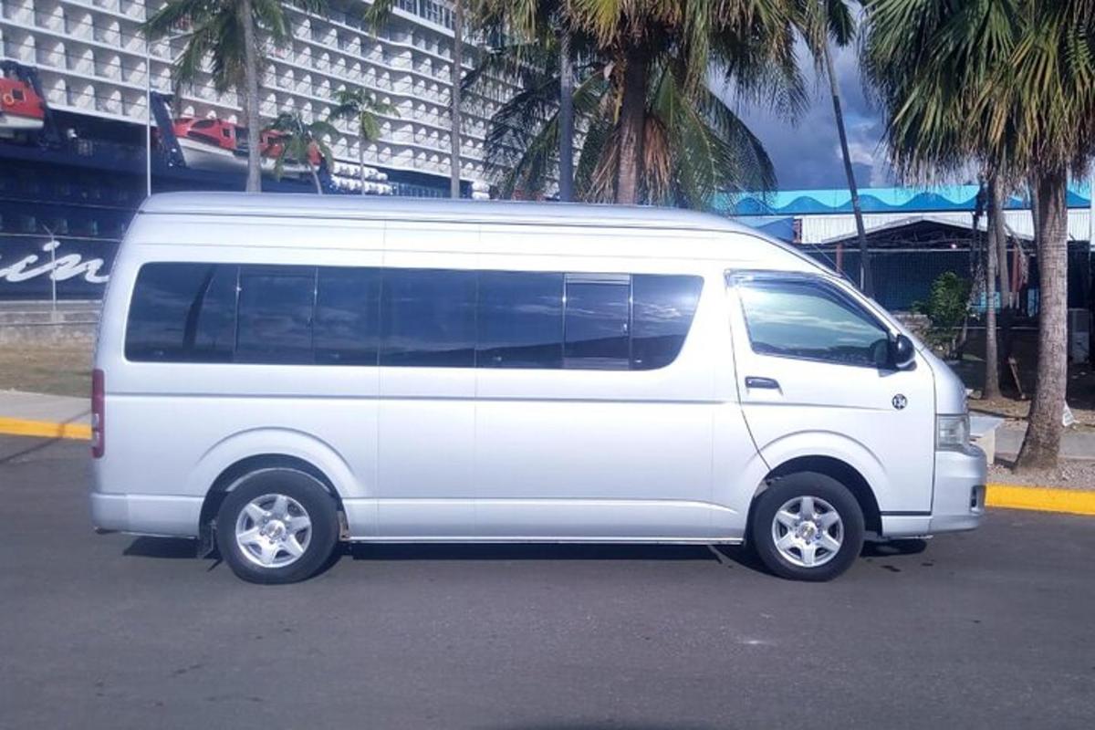 un furgone bianco è parcheggiato in un parcheggio