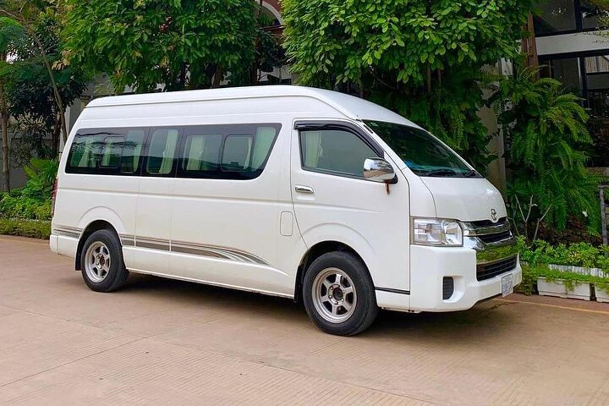 một chiếc xe tải màu trắng đỗ bên lề đường