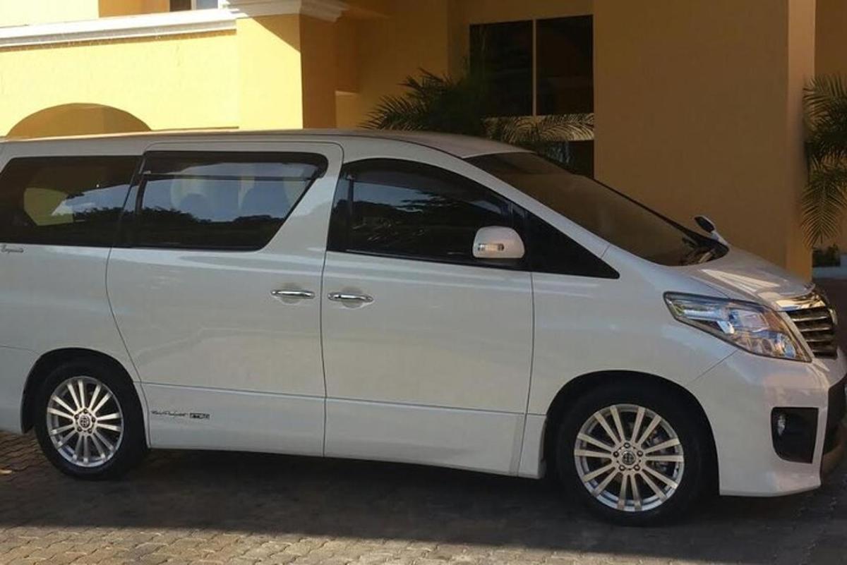 un furgone bianco parcheggiato davanti a un edificio