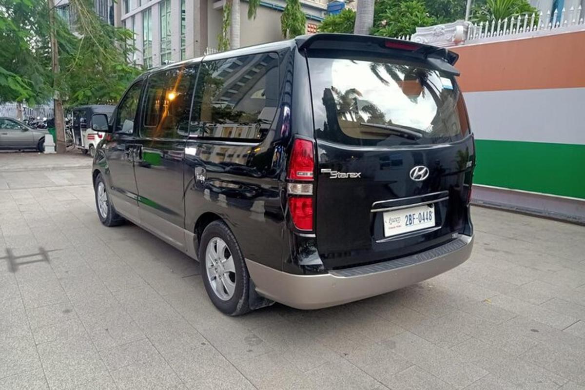 czarny van zaparkowany na parkingu