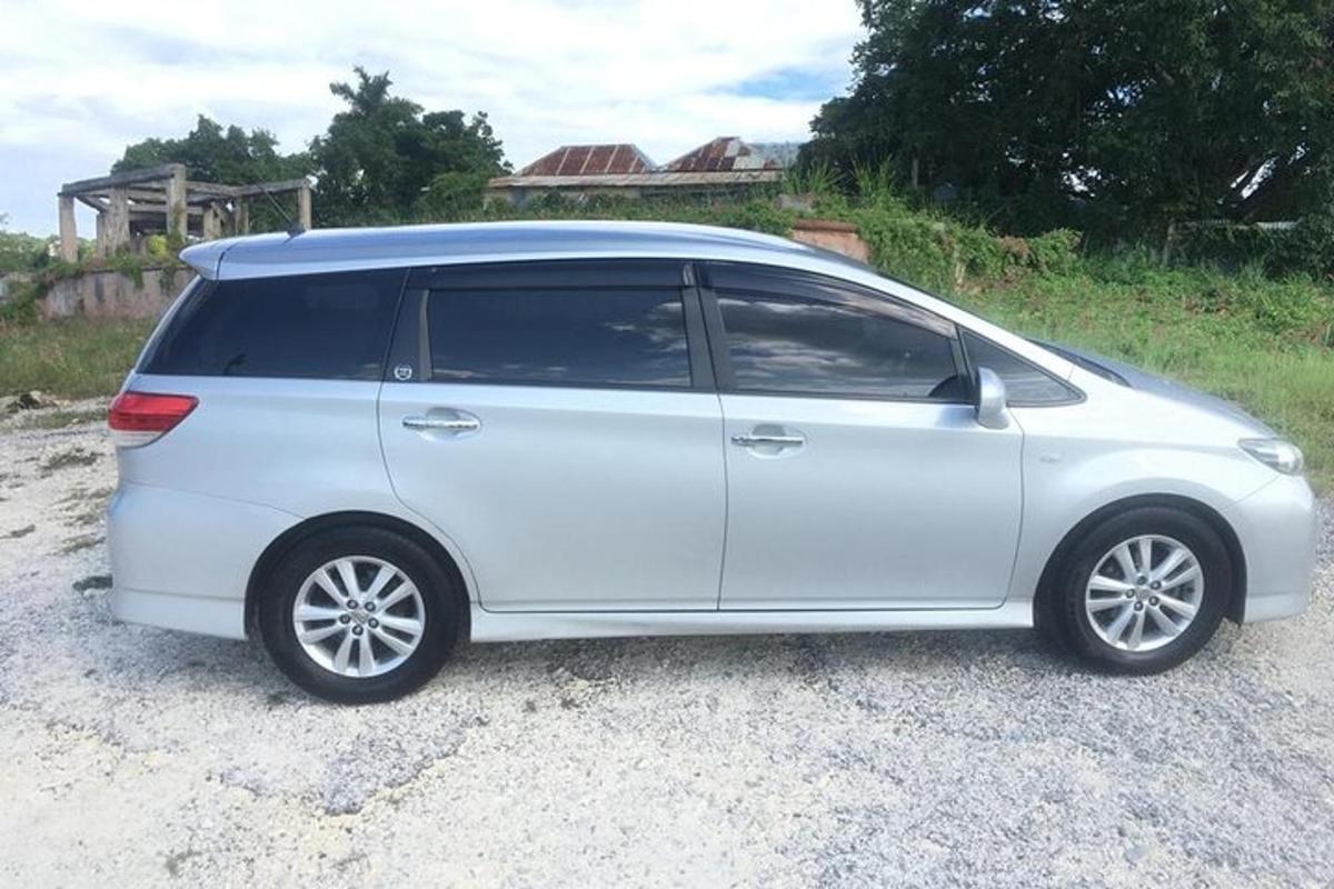 bel kombi parkiran na makadamski cesti