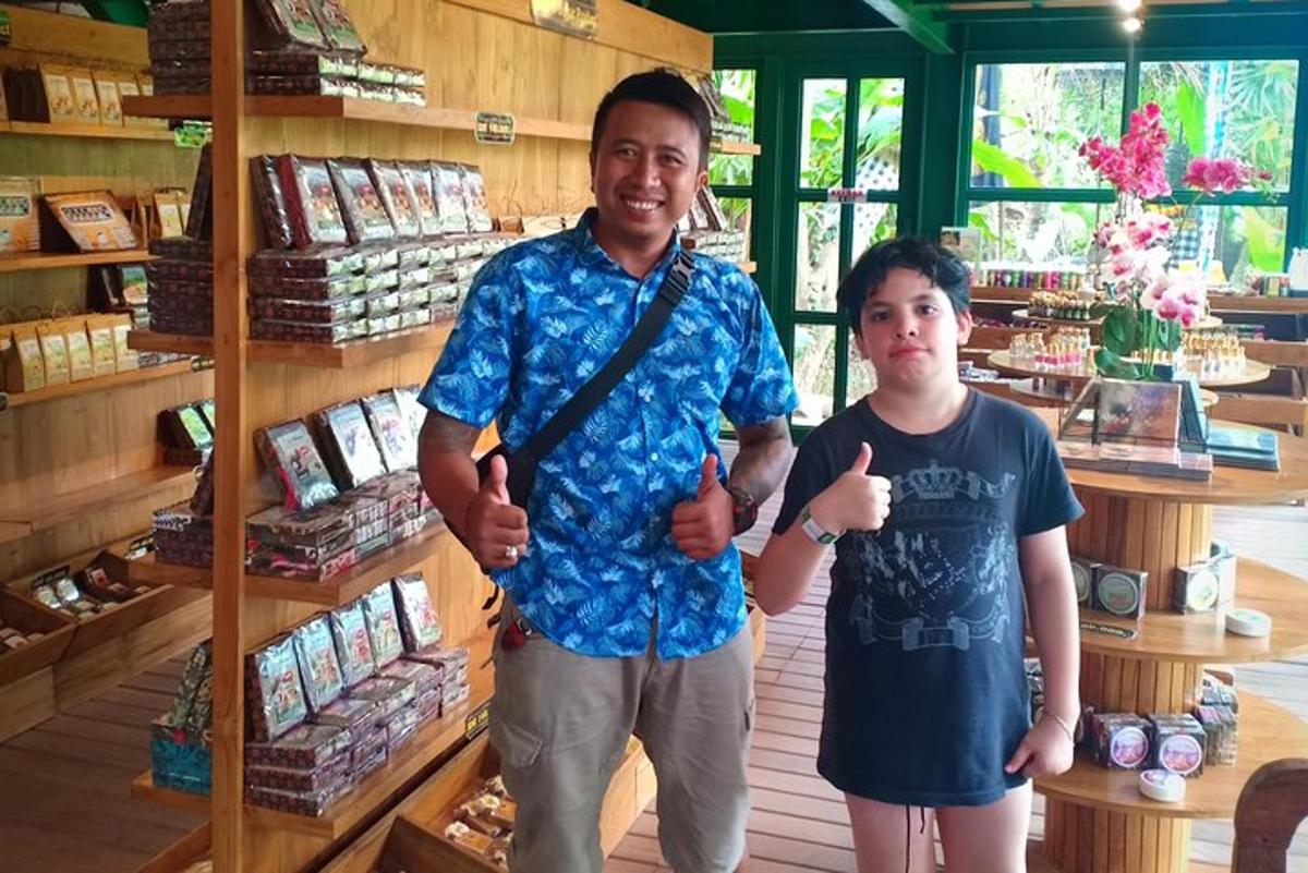 seorang lelaki dan seorang budak lelaki berdiri di sebuah kedai