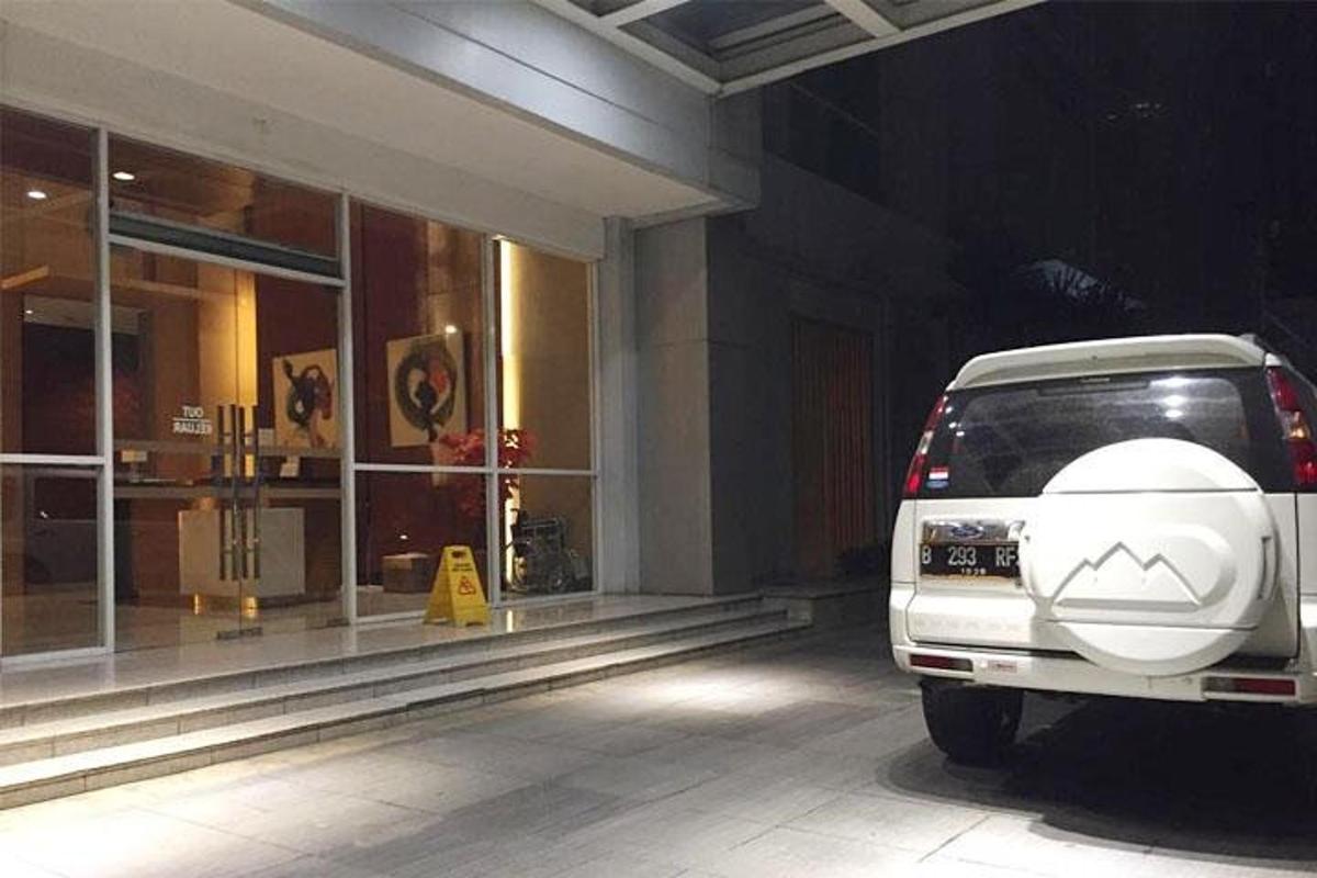 una furgoneta blanca aparcada davant d'un edifici