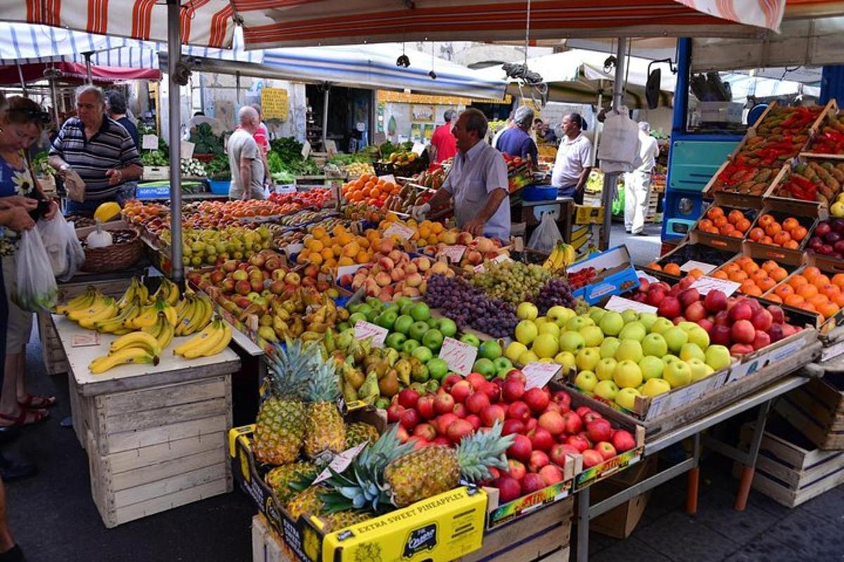 o piață cu o varietate de fructe și legume expuse