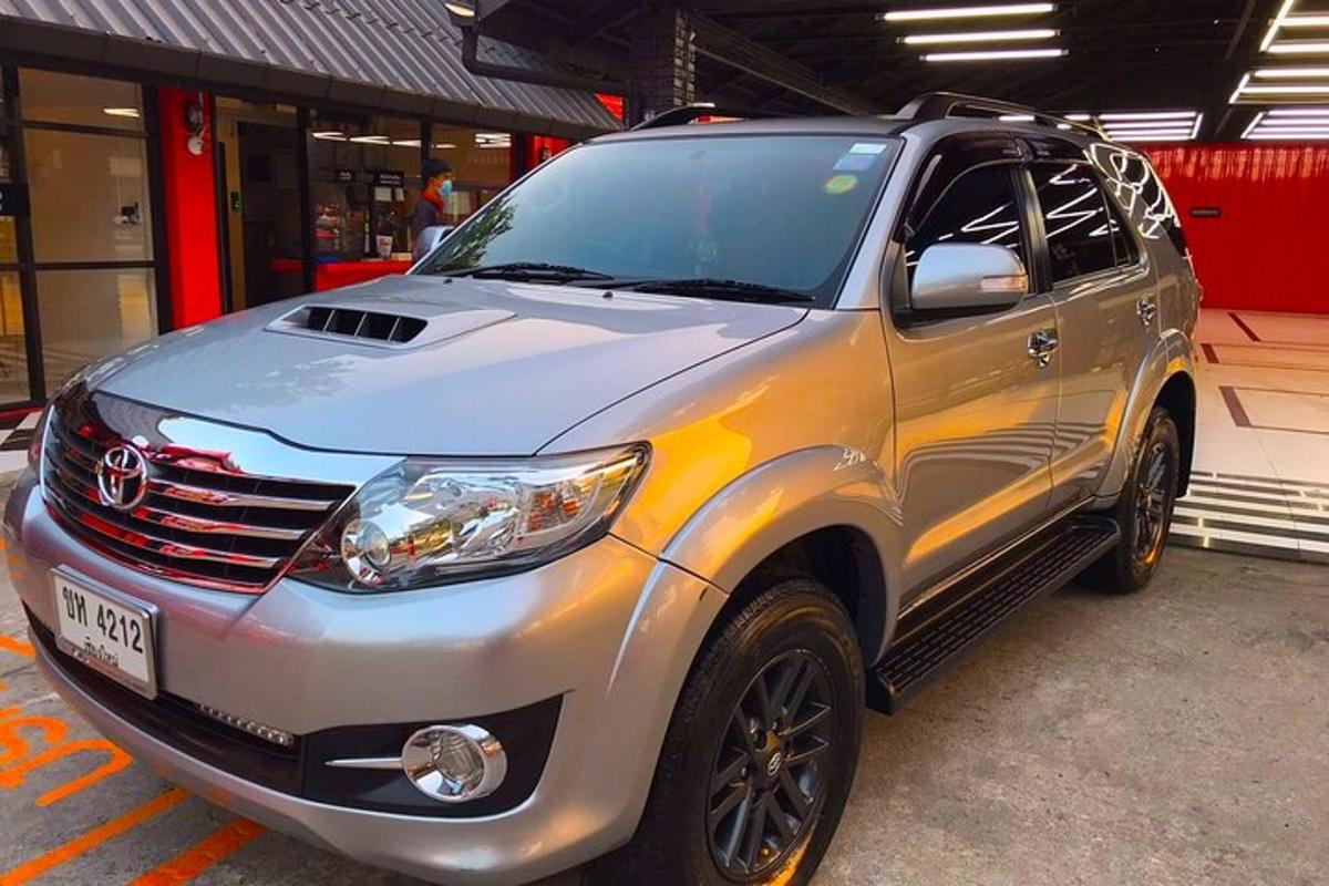 stříbrné SUV zaparkované na parkovišti