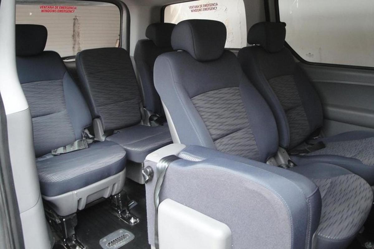 twee stoelen achterin een busje