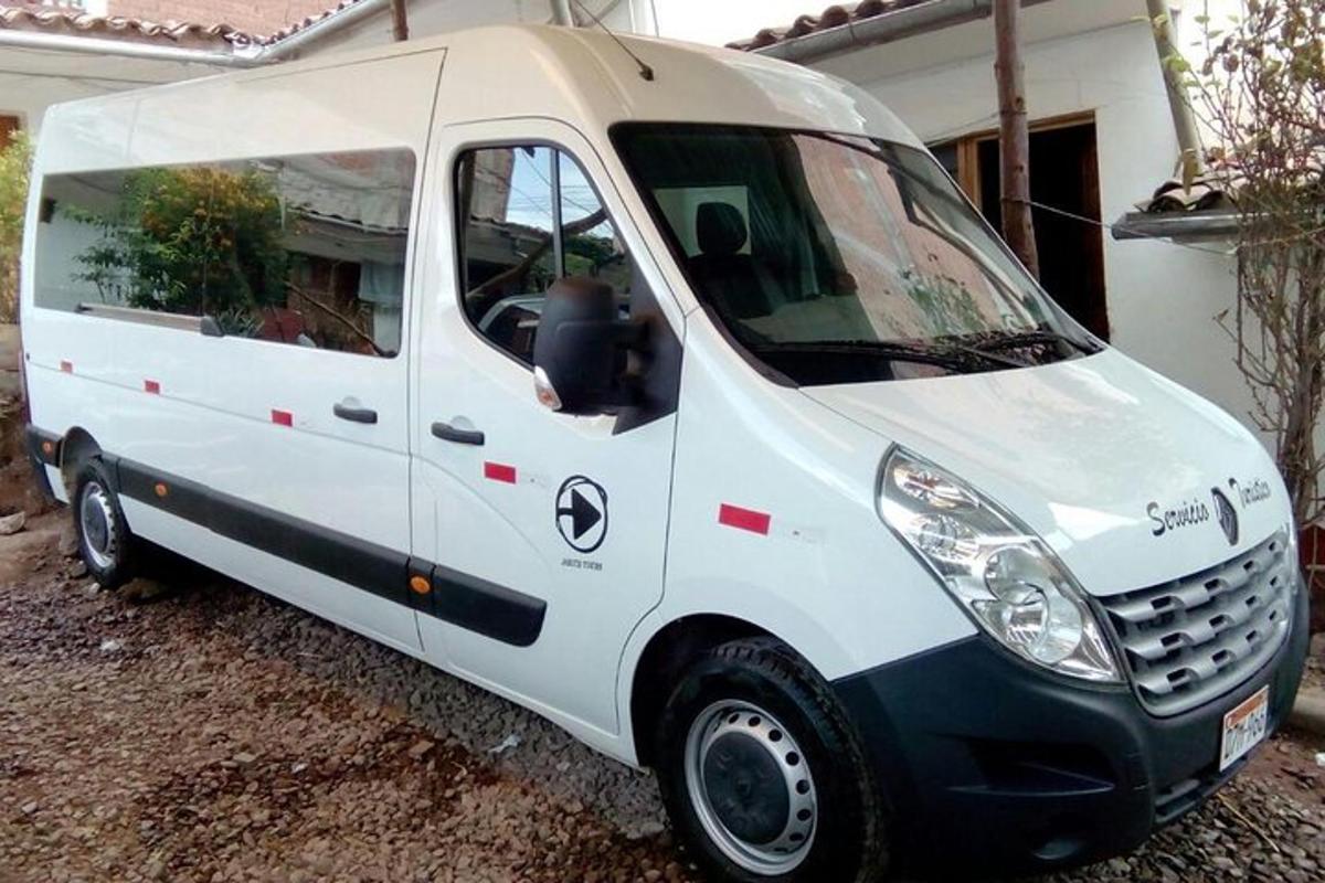bel kombi parkiran pred hišo