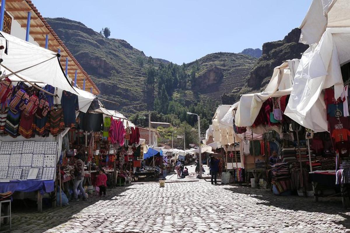 een geplaveide straat op een markt met een berg