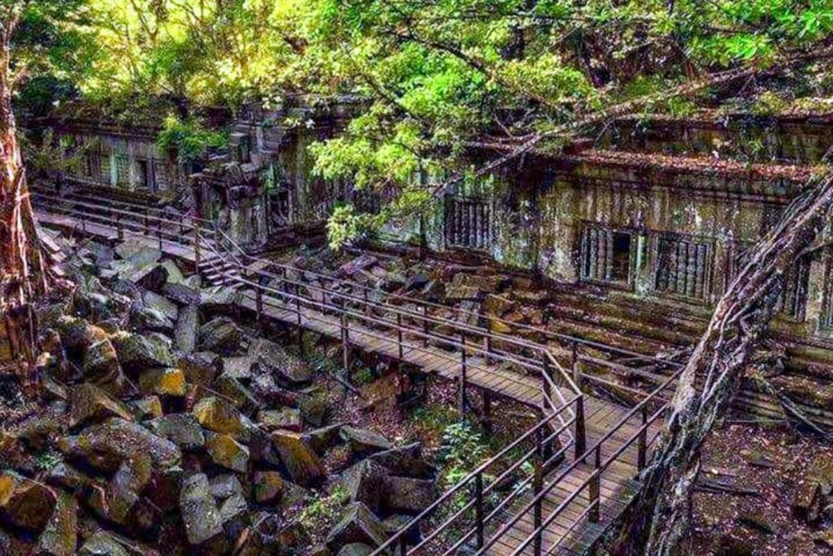 Un conjunto de escaleras frente a un edificio de piedra.