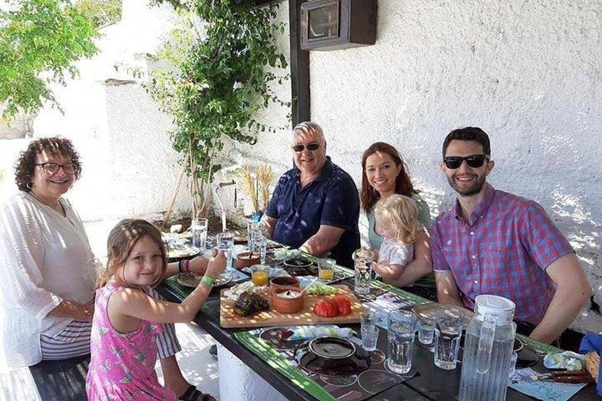 un grupo de personas sentadas en una mesa con comida