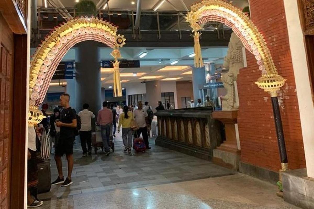 un grup de persones caminant per una terminal d'aeroport
