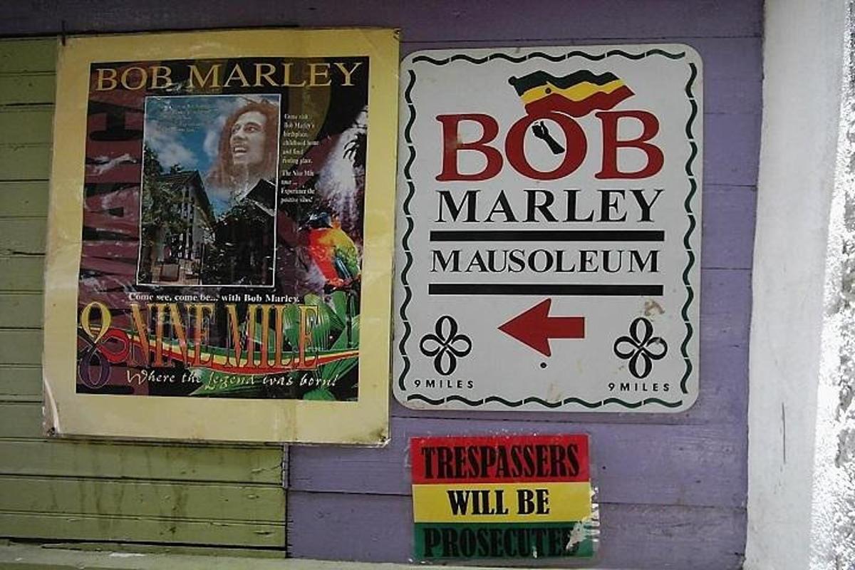 Skilti fyrir Bob Marley markað á vegg