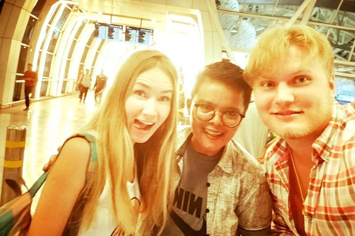 un grup de tres persones posant per a una foto