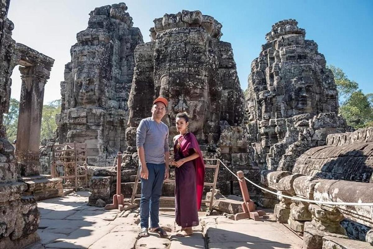 un uomo e una donna in piedi davanti a un tempio
