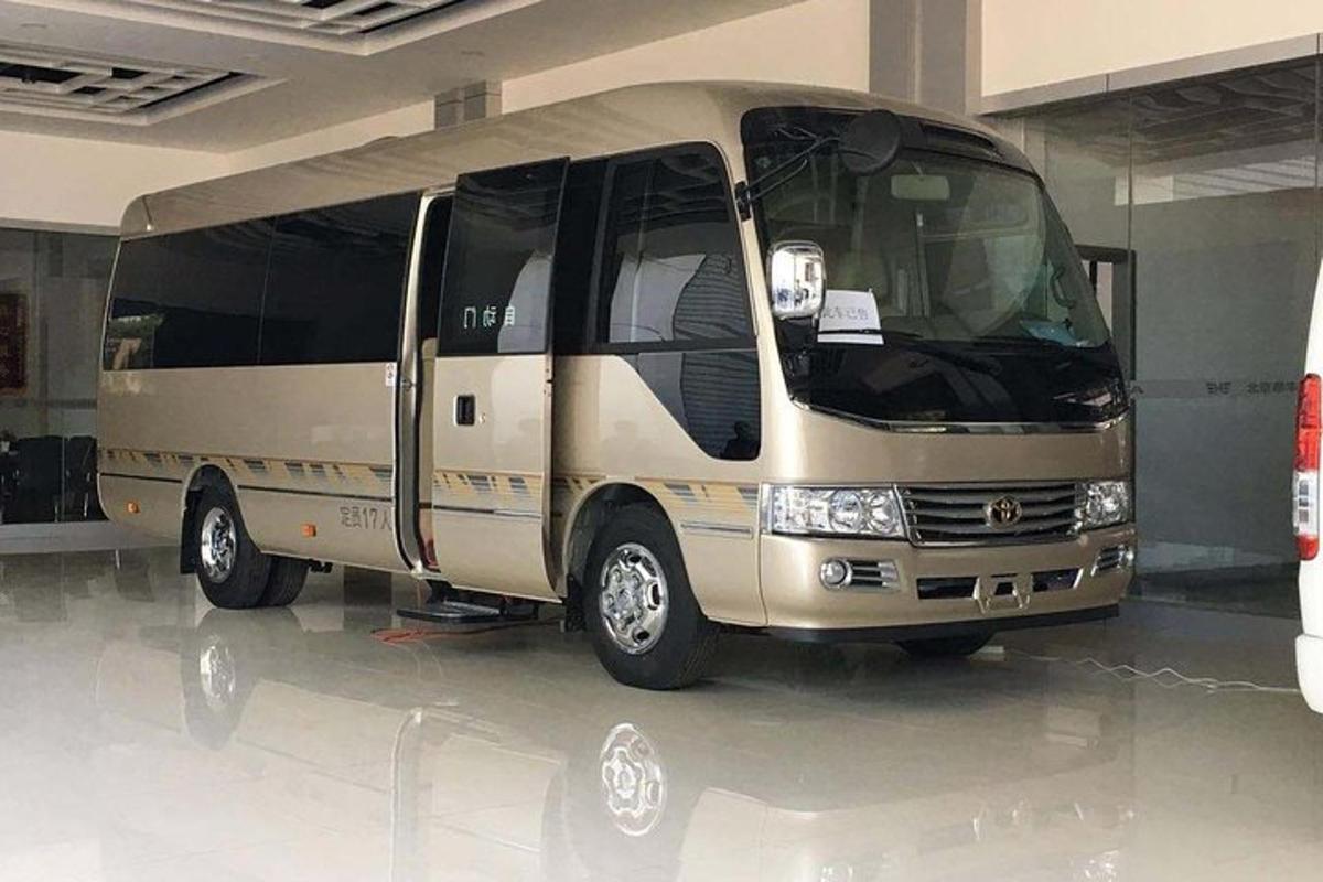 Suur buss on pargitud garaaži