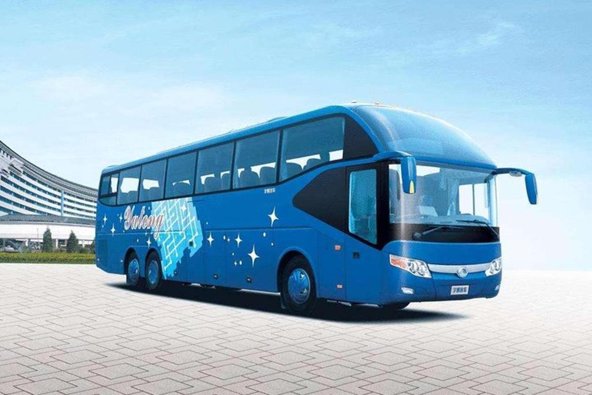 hoone kõrvale pargitud sinine buss