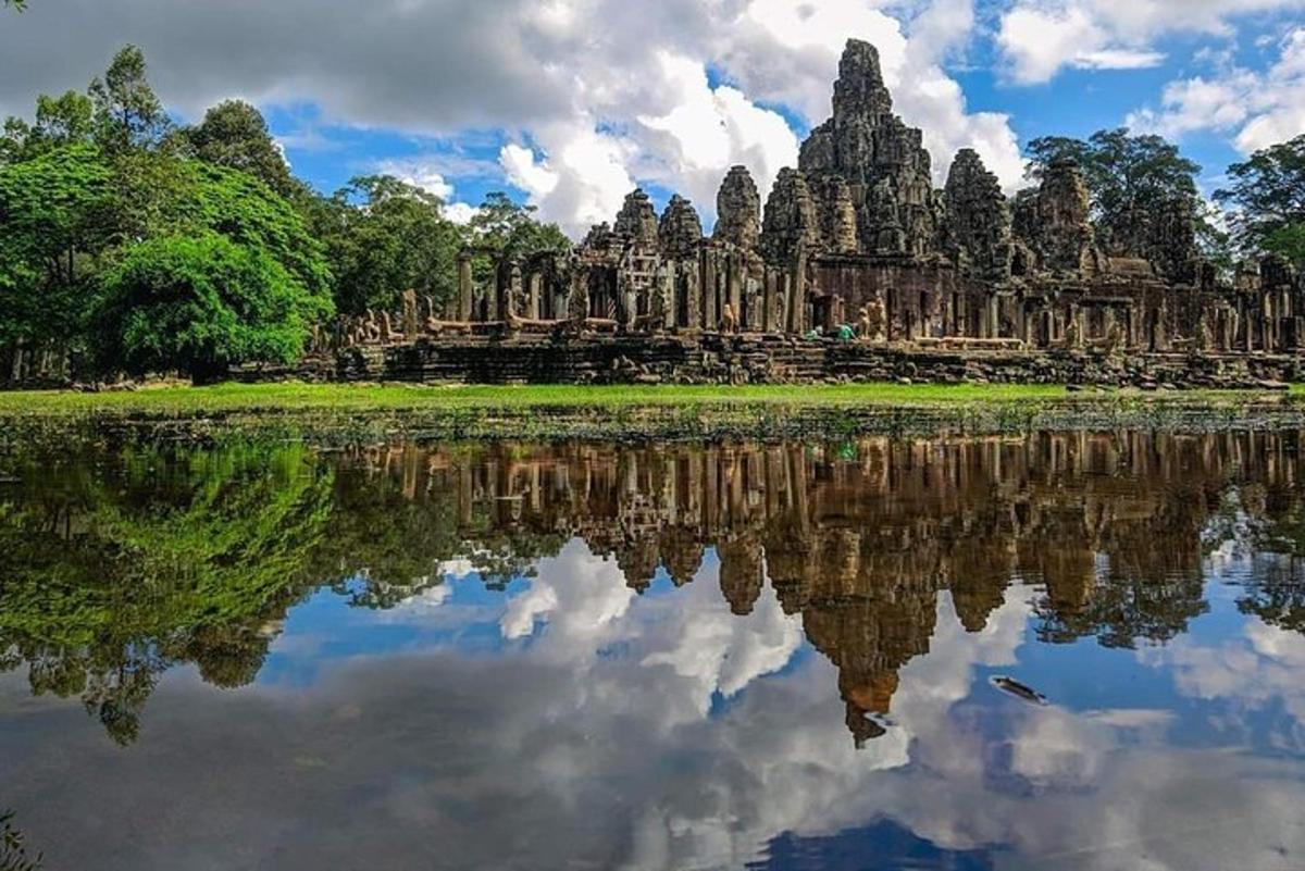 un riflesso di un tempio in uno specchio d'acqua