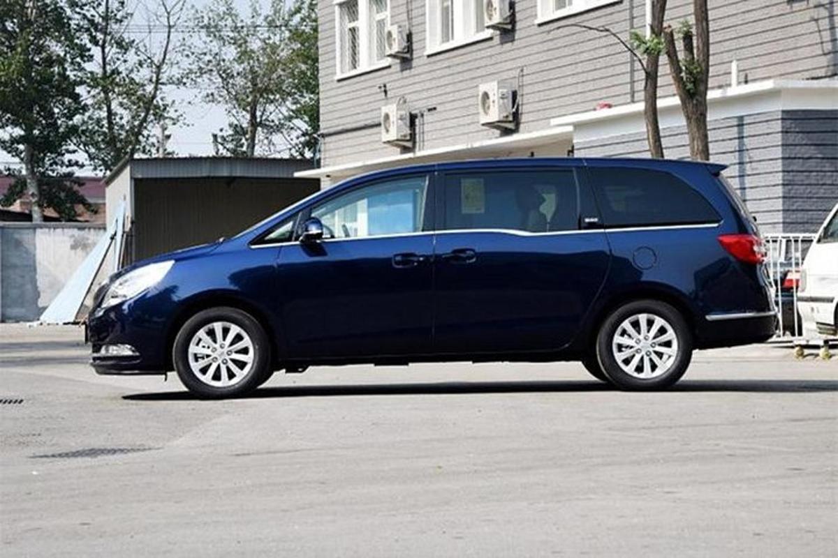 una minivan blava aparcada en un aparcament