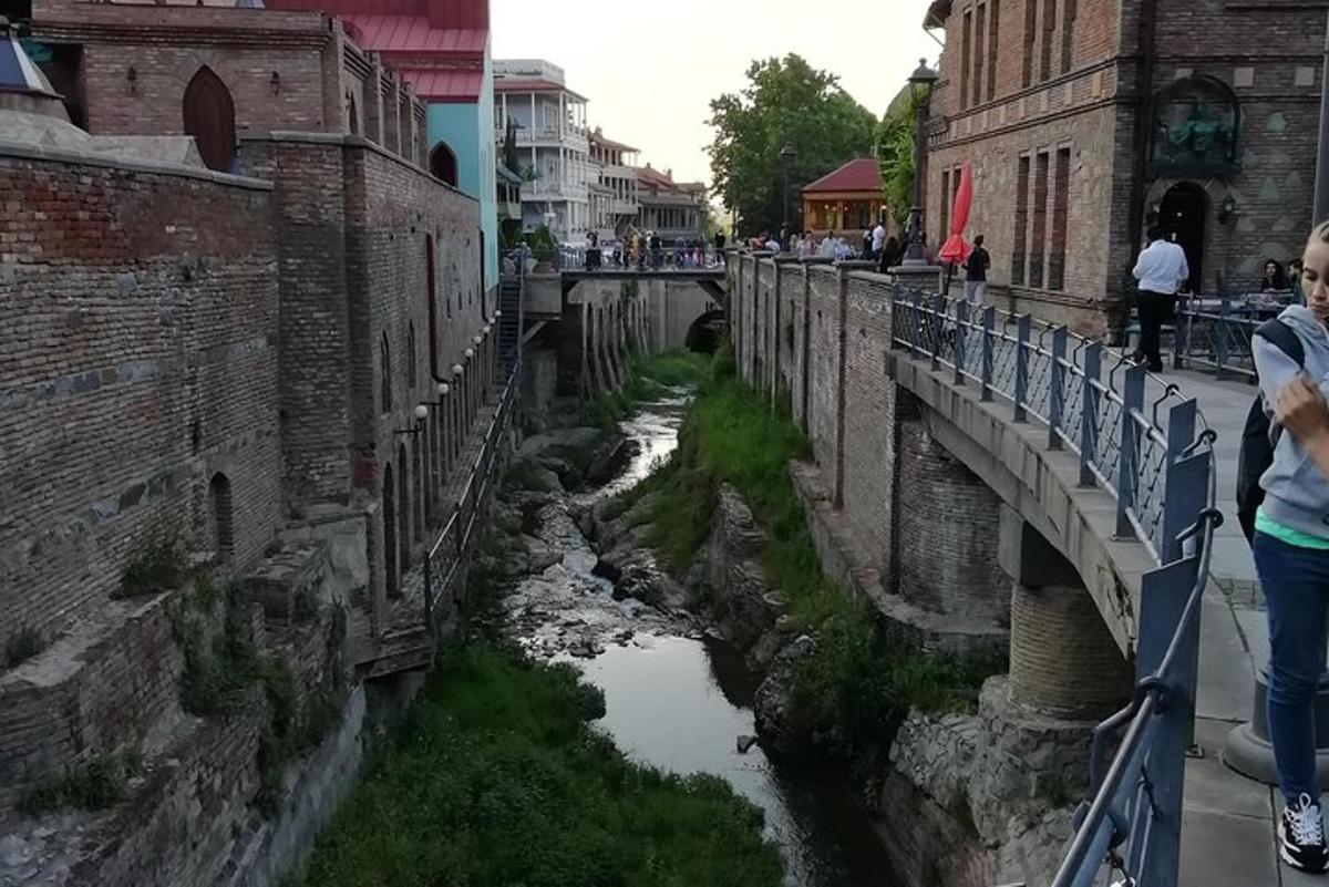 žena stojící na mostě přes řeku