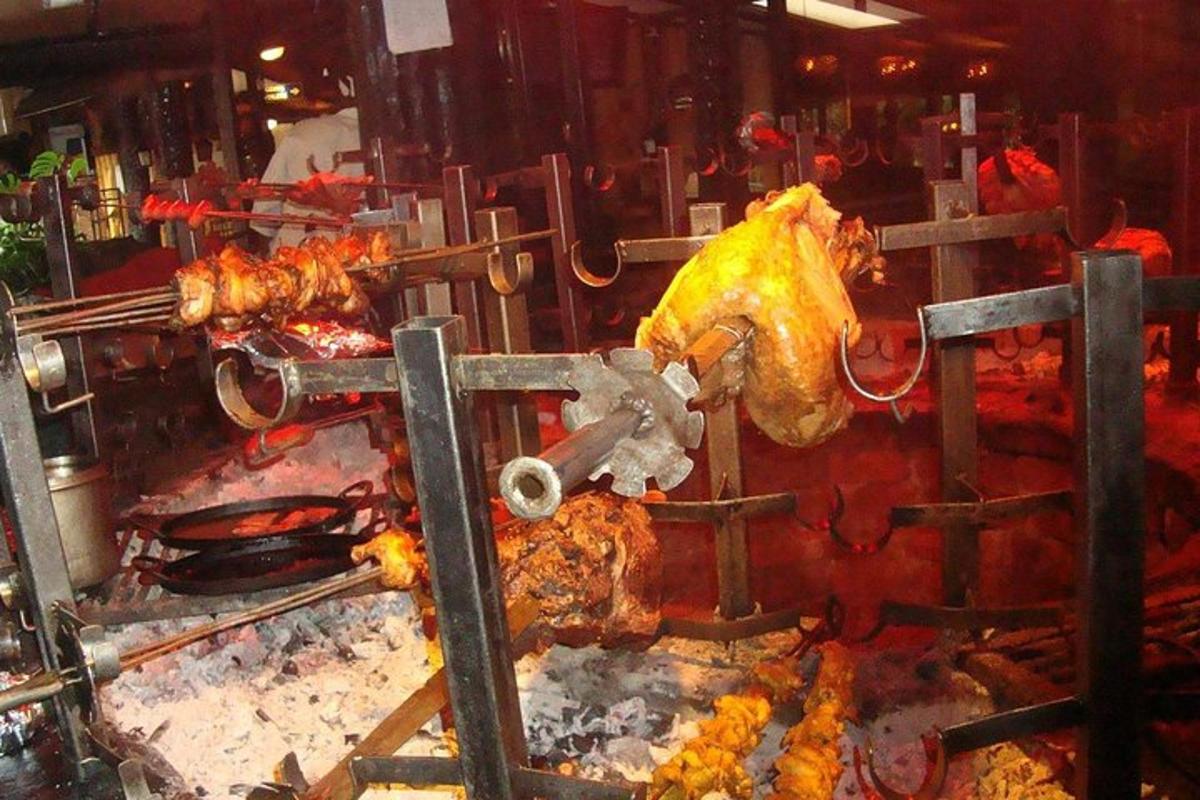 un pollo cucinato su una griglia in una cucina