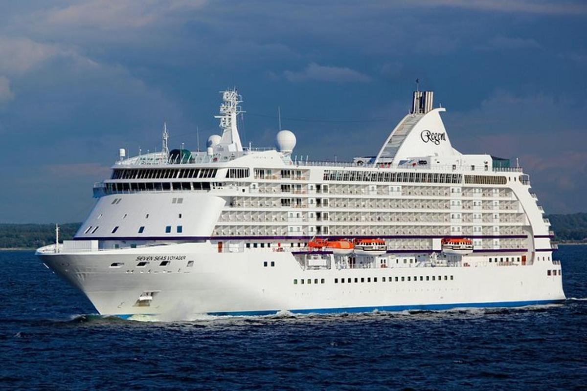 ein großes Kreuzfahrtschiff im Ozean