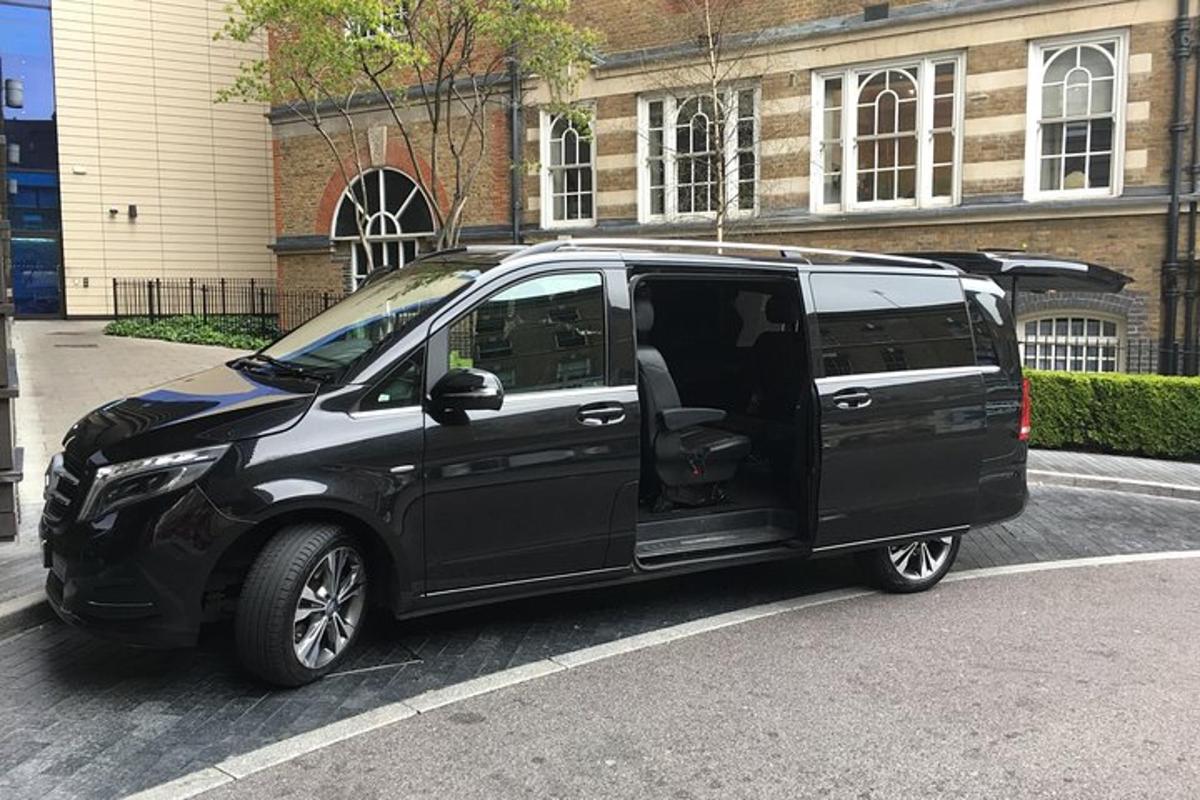 ein schwarzer Lieferwagen, der vor einem Gebäude geparkt ist