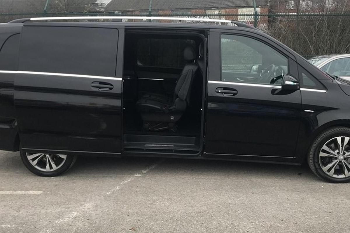 ein schwarzer Lieferwagen auf einem Parkplatz