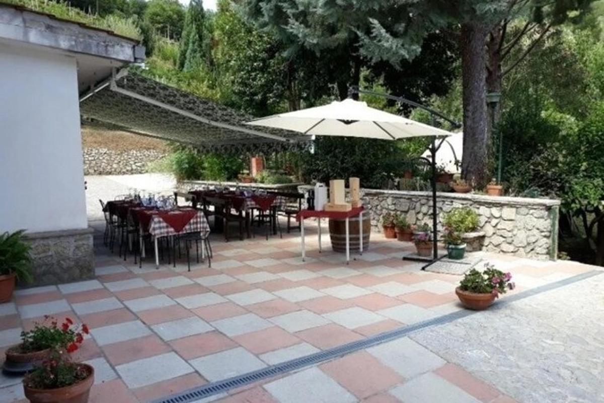 patio na may mga lamesa at upuan at payong