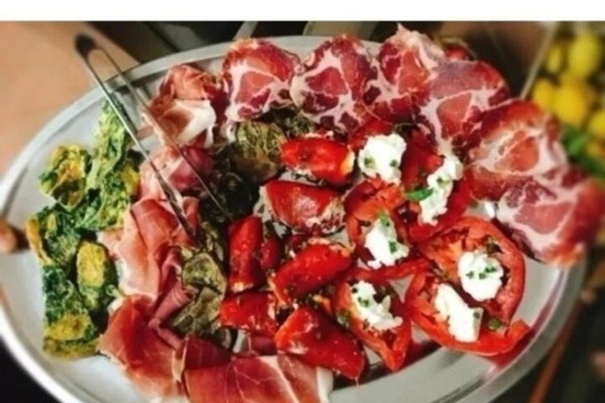 isang plato ng pagkain na may mga strawberry at iba pang mga gulay