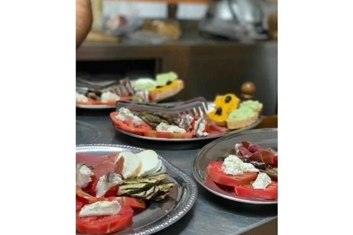 sekumpulan pinggan makanan di atas kaunter