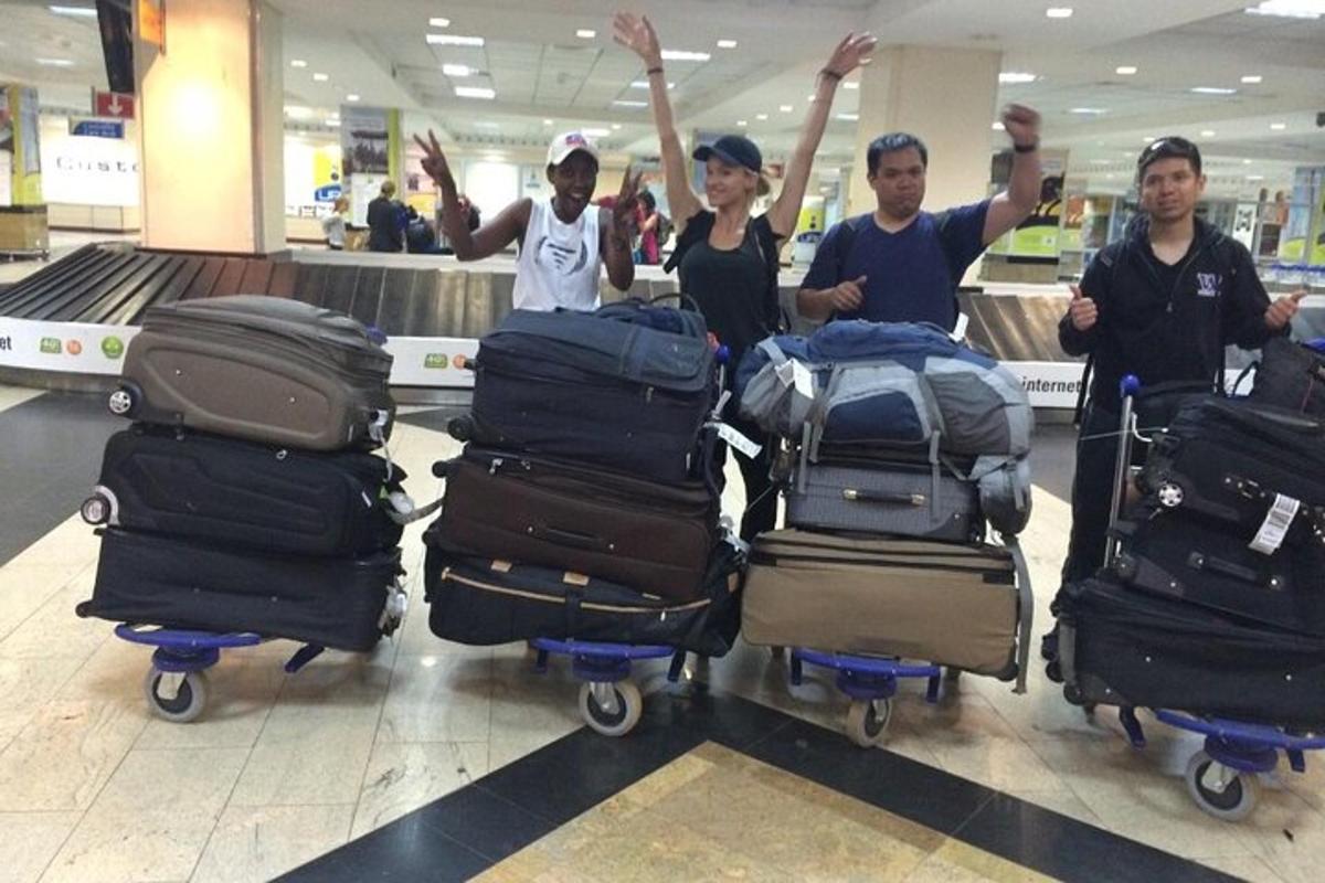 un gruppo di persone con una pila di bagagli in un aeroporto