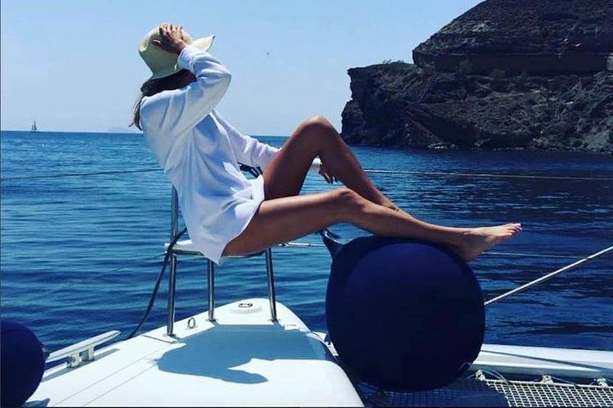жена седи на столици на чамцу у води