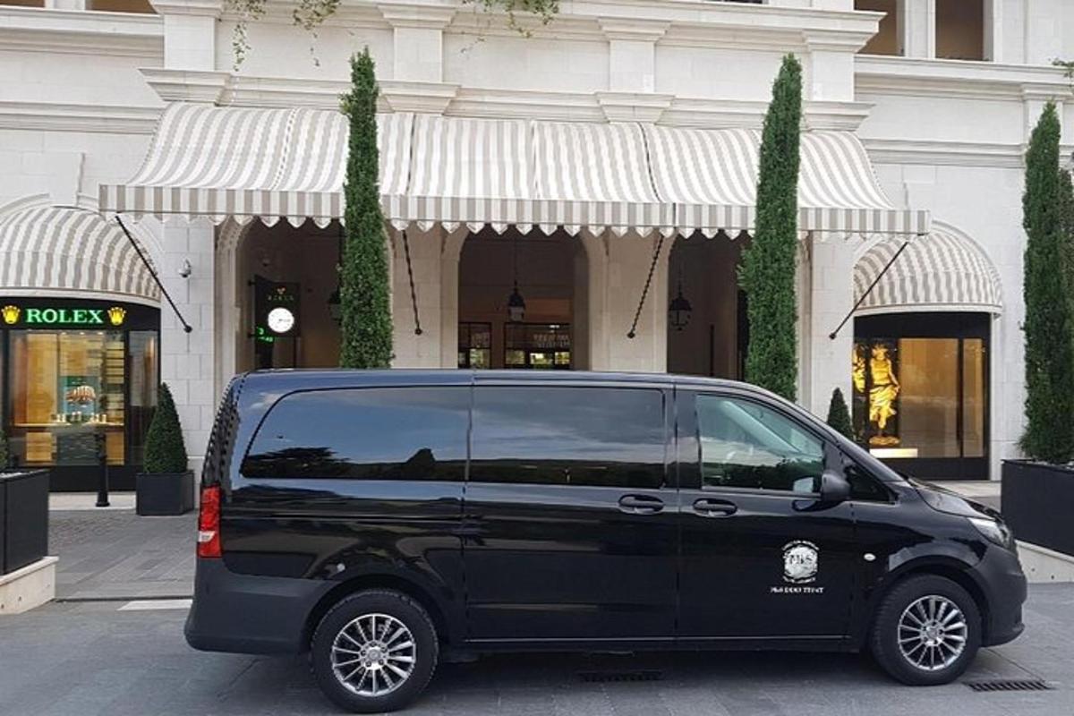 uma van preta estacionada em frente a um prédio
