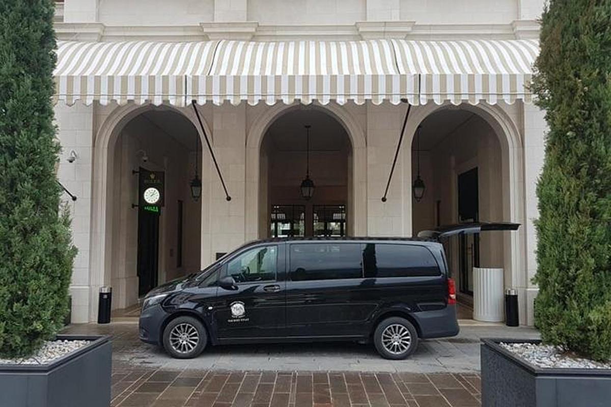 uma van preta estacionada em frente a um prédio