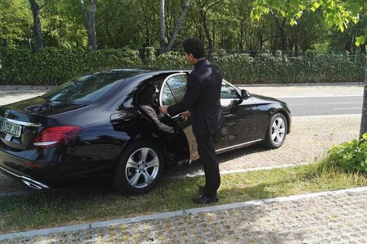mees seisab musta auto kõrval