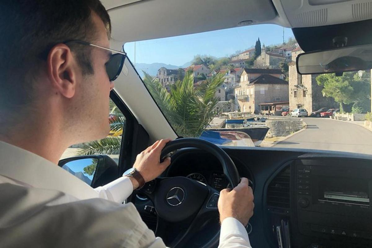 um homem dirigindo um carro na rua