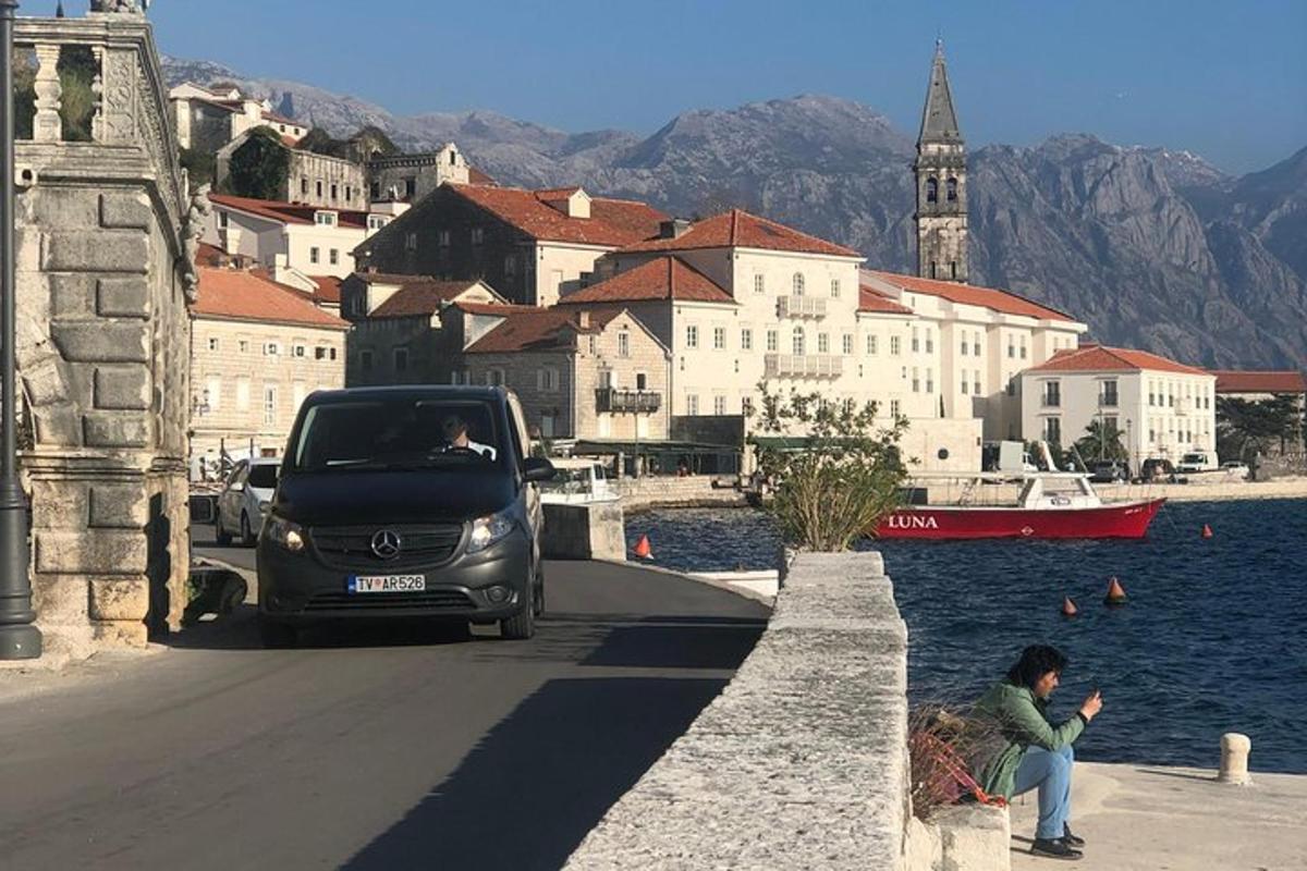 um carro estacionado em uma estrada próximo a um corpo d'água
