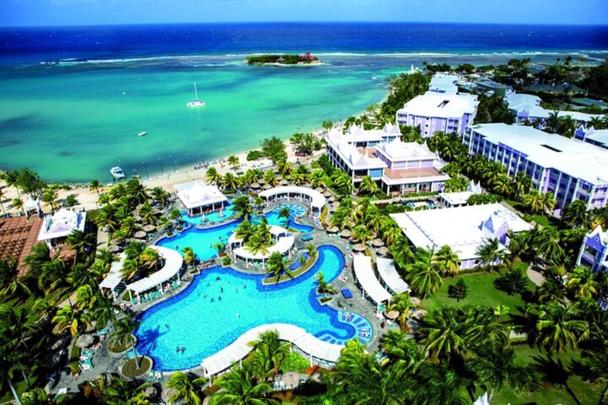 una vista aerea della piscina del resort