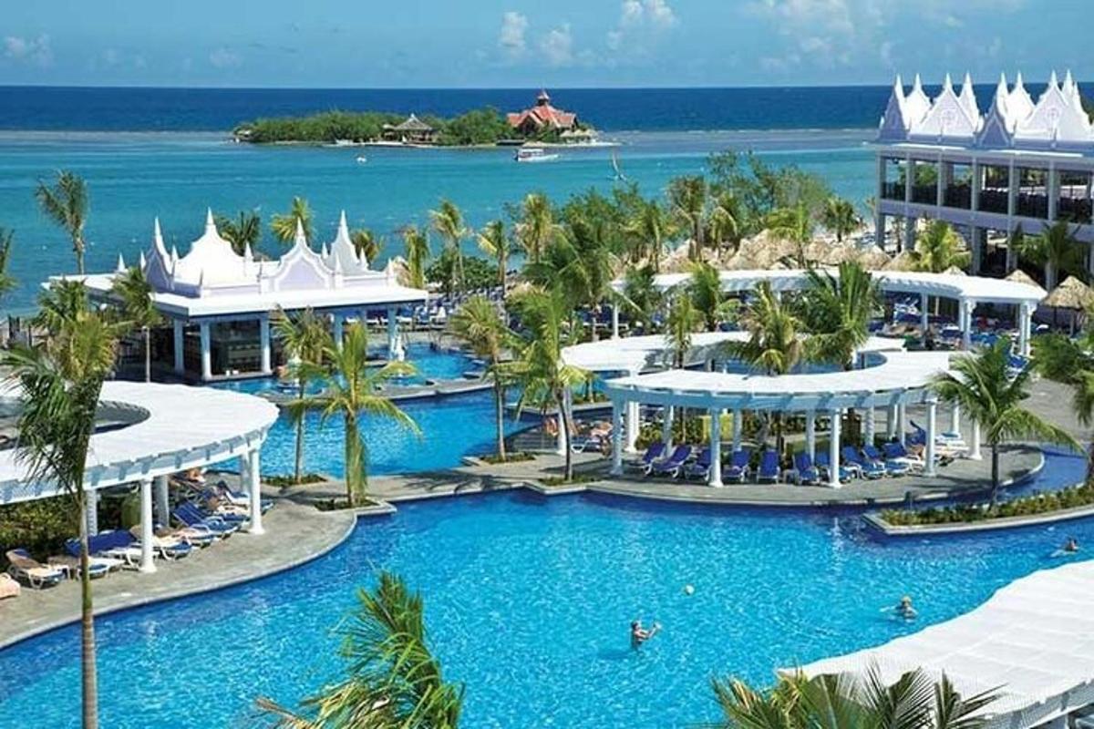 Letecký pohled na resort s bazénem