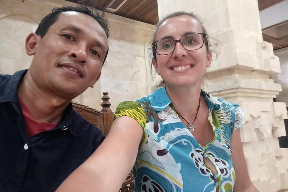 seorang lelaki dan seorang perempuan duduk bersebelahan