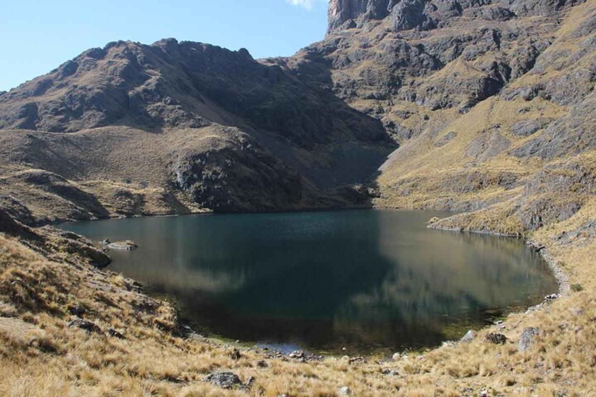 jezero uprostřed hory
