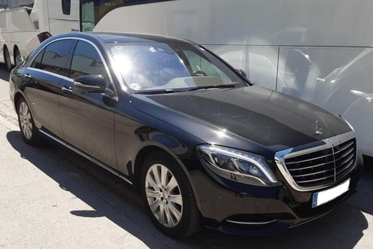 must auto pargitud haagise kõrvale