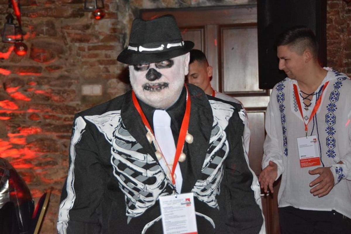 um homem vestido de esqueleto usando uma fantasia