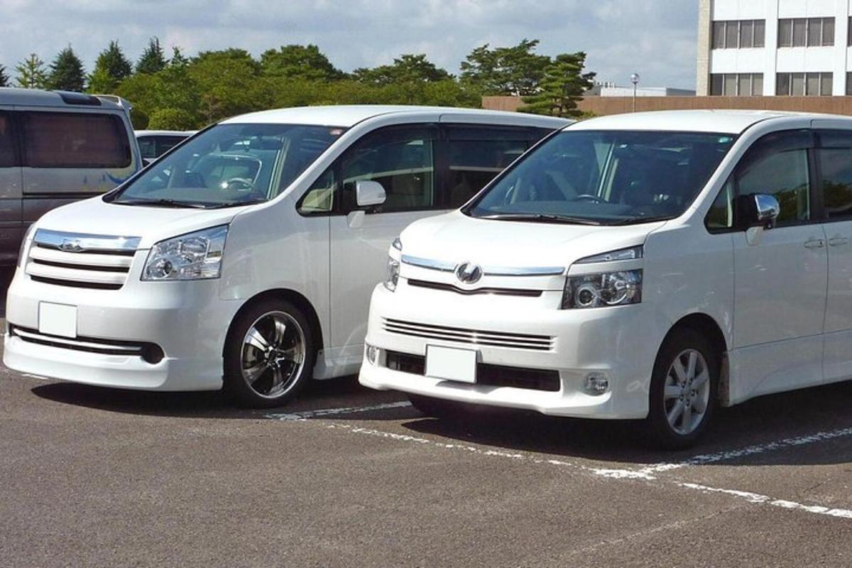 két fehér furgon parkolt egy parkolóban