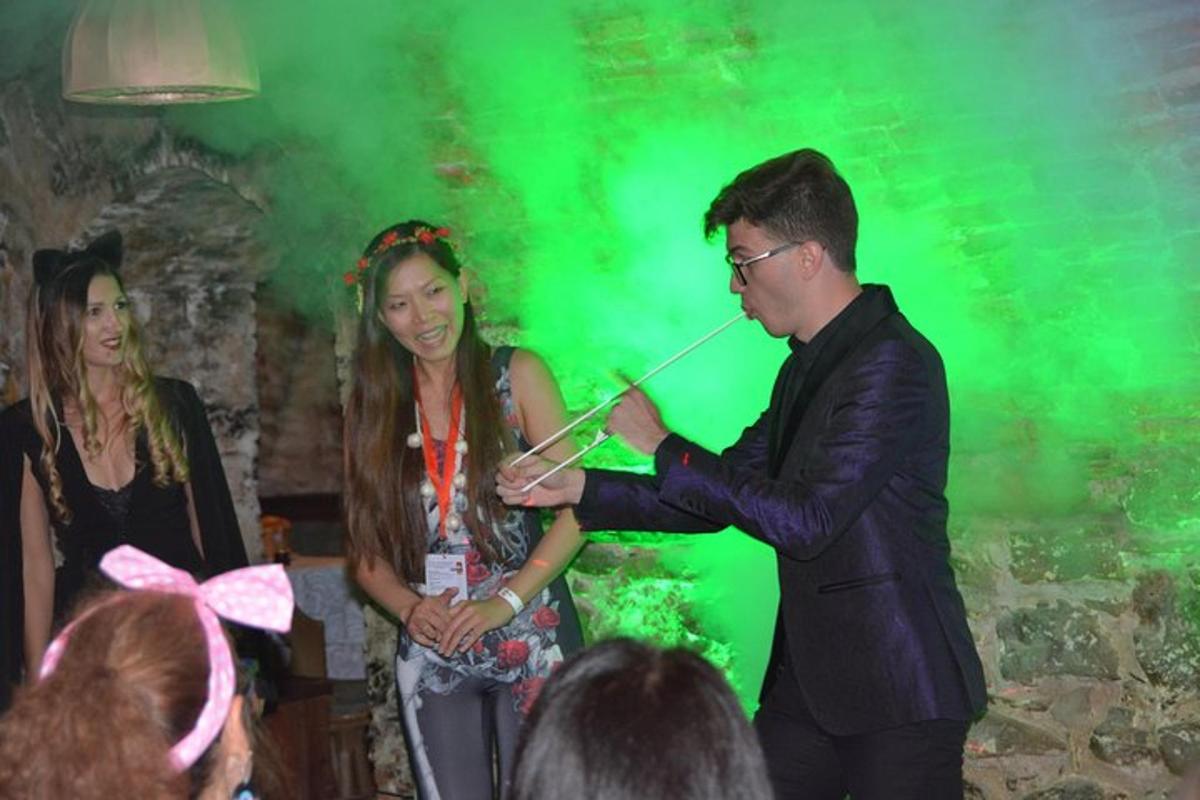muž manipulující se ženou mečem na večírku
