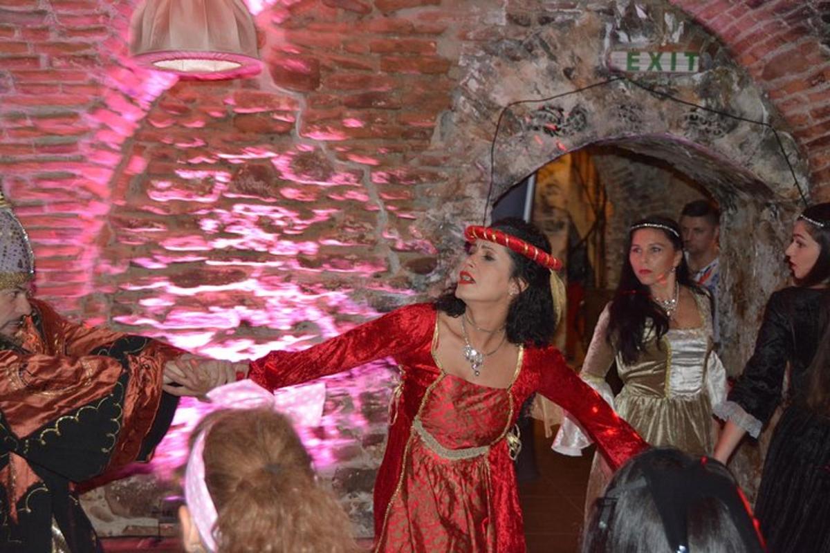 uma mulher de vestido vermelho parada ao lado de um grupo de pessoas