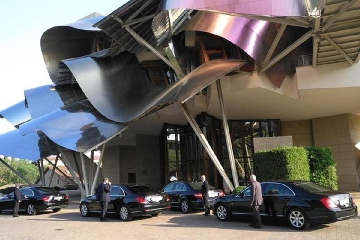 un gruppo di auto parcheggiate davanti a un edificio